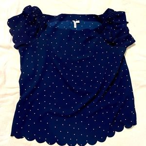 Elle loose fit, off the shoulder top. Scalloped sleeves and bottom hem sz med